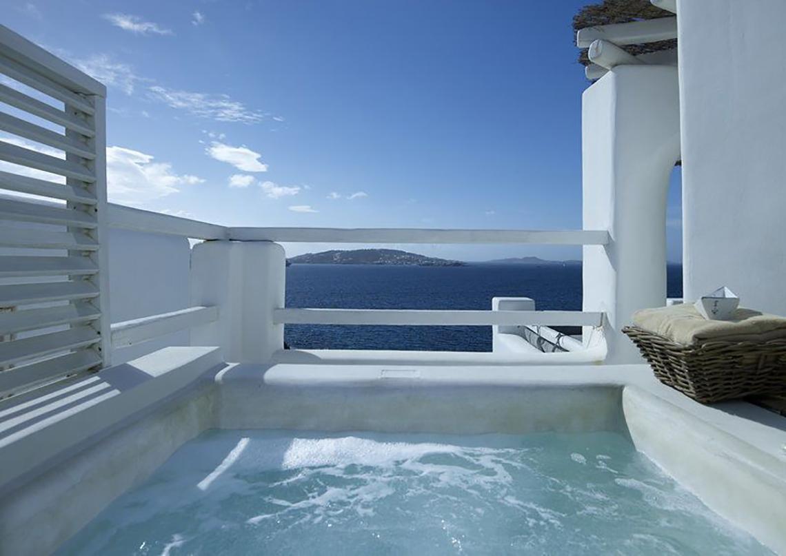 Whirlpool auf dem Balkon des Rocabella Mykonos Art Hotel & Spa mit Blick auf das Meer.