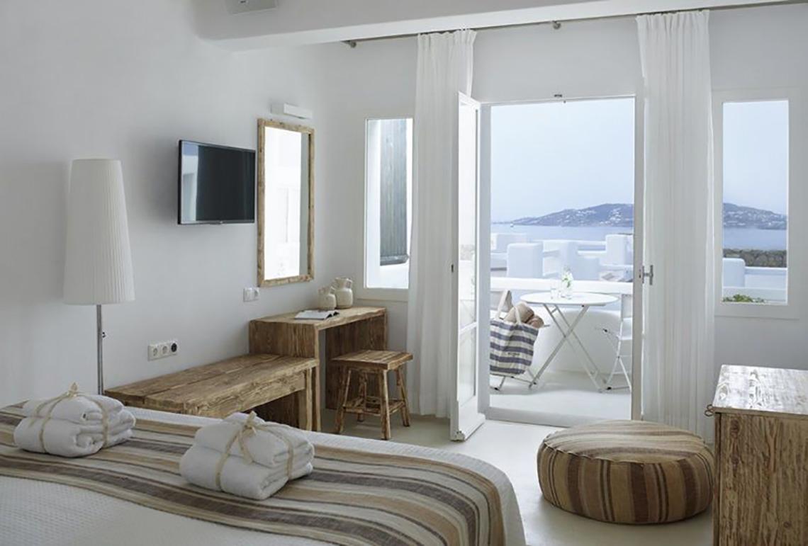 Zimmer im Rocabella Mykonos Art Hotel & Spa mit Blick auf den Garten und das Meer.
