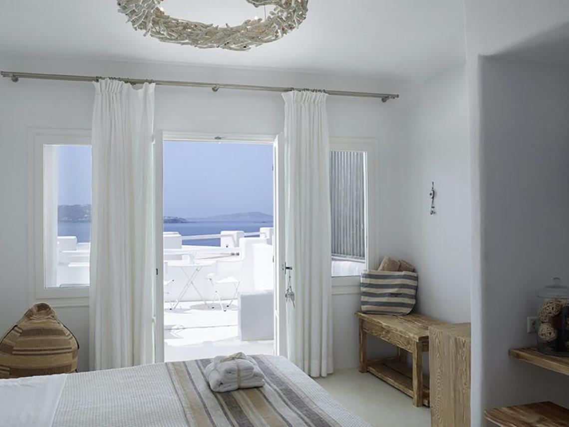 Innenansicht eines Zimmers im Rocabella Mykonos Art Hotel & Spa mit Blick auf das Meer.