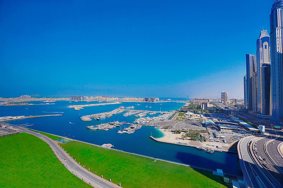 Luftaufnahme des Habtoor Grand Resort & Spa mit Marina, Gebäuden und Landschaft