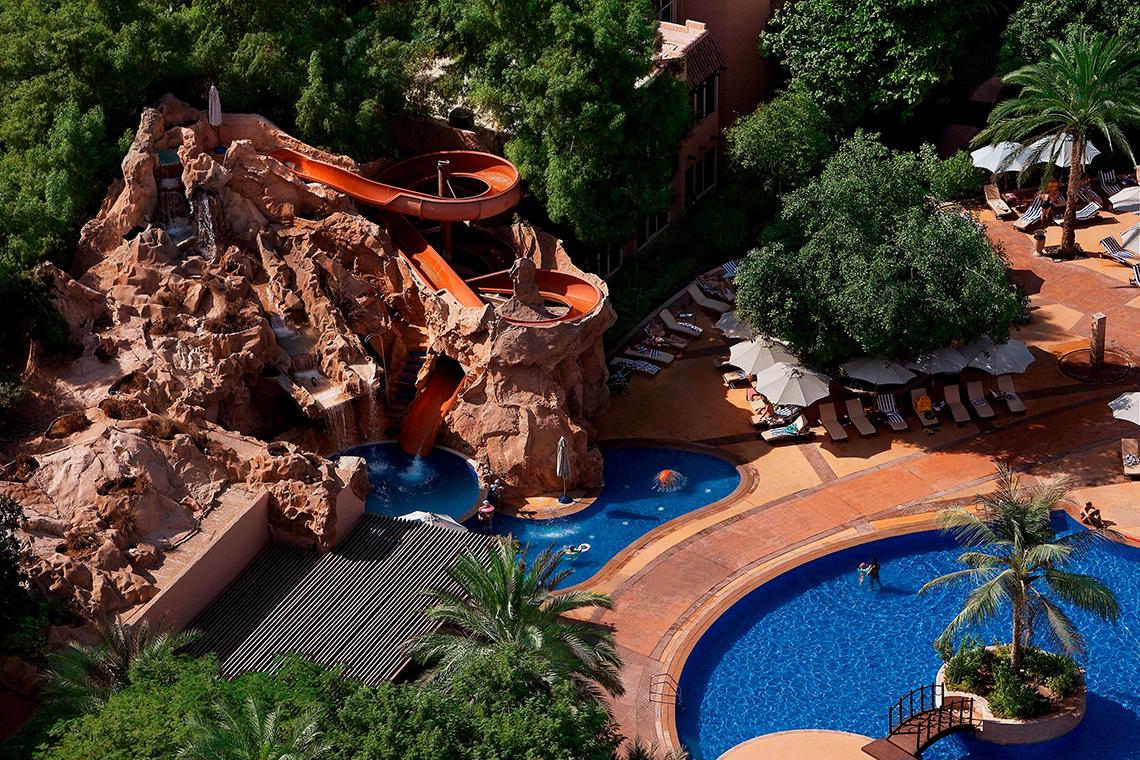 Luftaufnahme des Habtoor Grand Resort & Spa mit Wasserrutsche und Pools