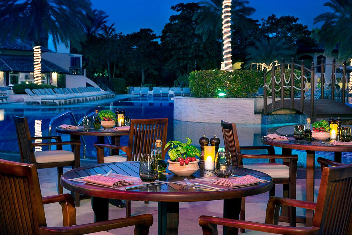 Abendessen im Freien beim Pool im Habtoor Grand Resort & Spa