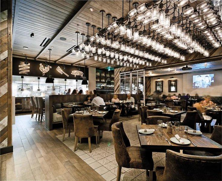 Restaurant-Innenansicht des Venetian Resort Hotel & Casino mit Gästen an Tischen und Holzboden.