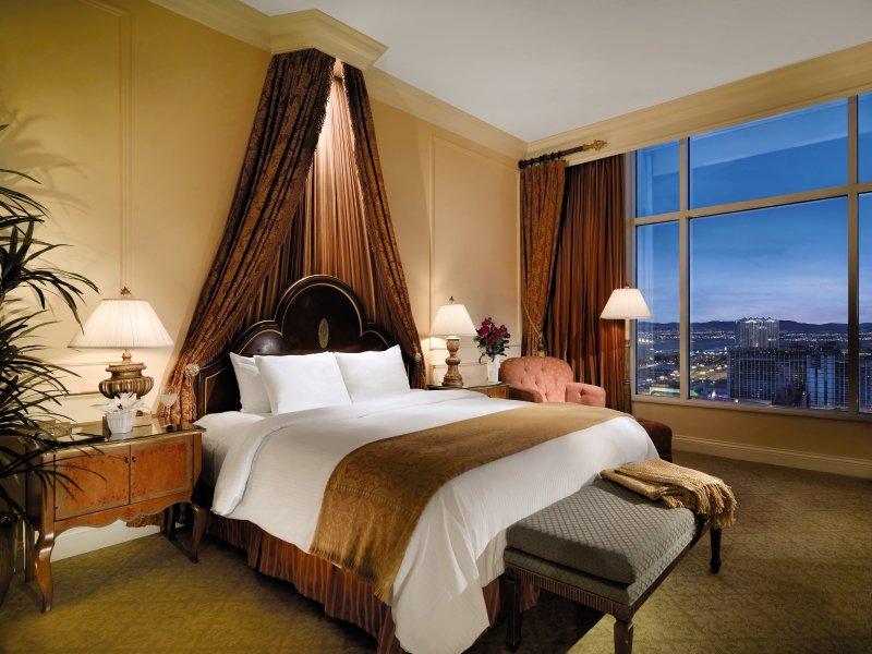 Luxuriöses Schlafzimmer im Venetian Resort Hotel & Casino mit Bett, Nachttischen und Ausblick auf die Stadt.