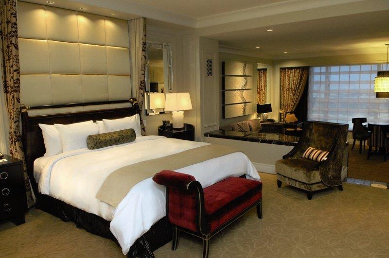 Schlafzimmer im Venetian Resort Hotel & Casino mit großem Bett, Nachttischen und Möbeln.