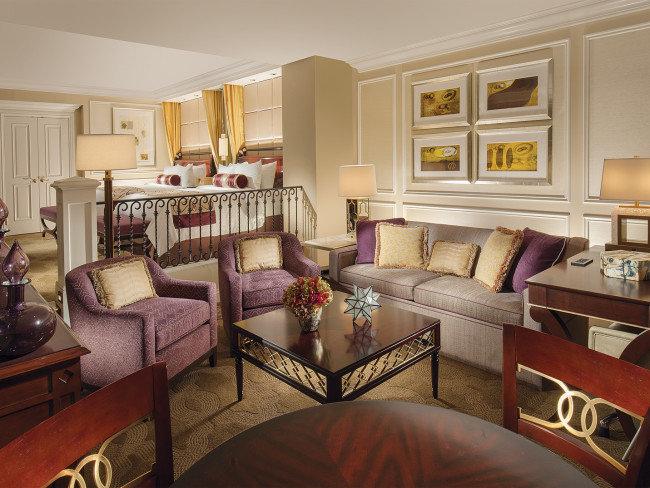 Innenansicht der Suite im Venetian Resort Hotel & Casino mit Wohnzimmer, Esstisch und Schlafzimmerbereich