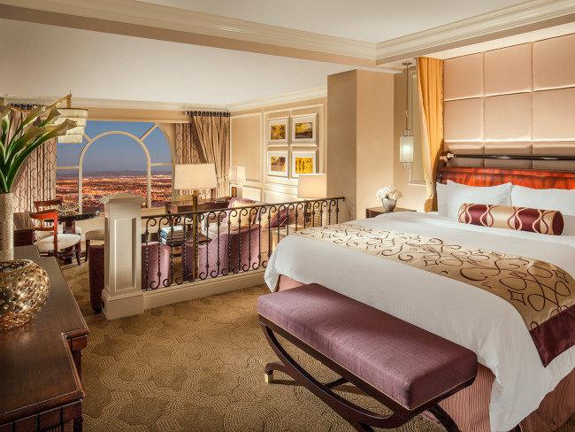 Schlafzimmer im Venetian Resort Hotel & Casino mit einem großen Bett, Balkon und Stadtblick.