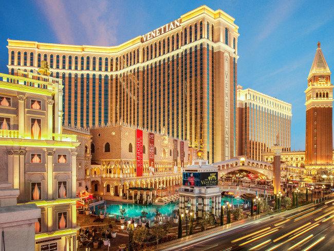 Das Venetian Resort Hotel & Casino in Venedig bei Nacht mit Beleuchtung und Brücke