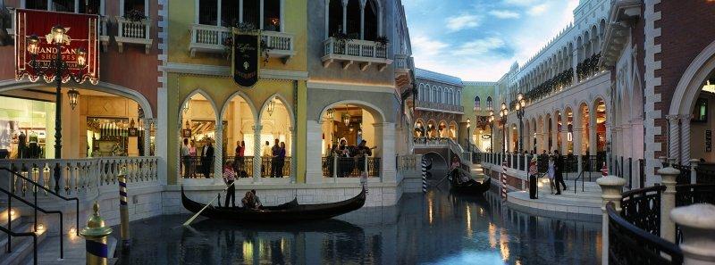 Das Venetian Resort Hotel & Casino mit einem Gondel auf dem Kanal