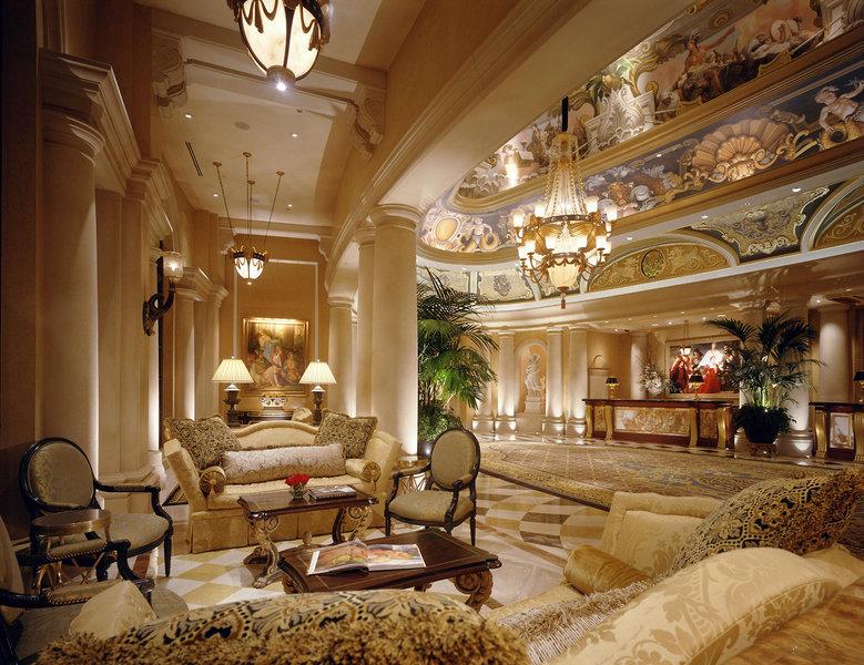 Lobby des Venetian Resort Hotel & Casino mit eleganten Möbeln, Kronleuchtern und Wandgemälden.