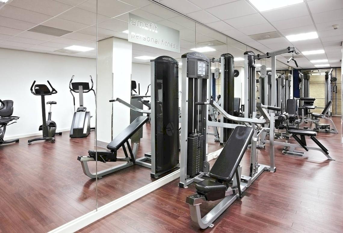 Fitnessstudio im NH Amsterdam Centre Hotel mit verschiedenen Trainingsgeräten