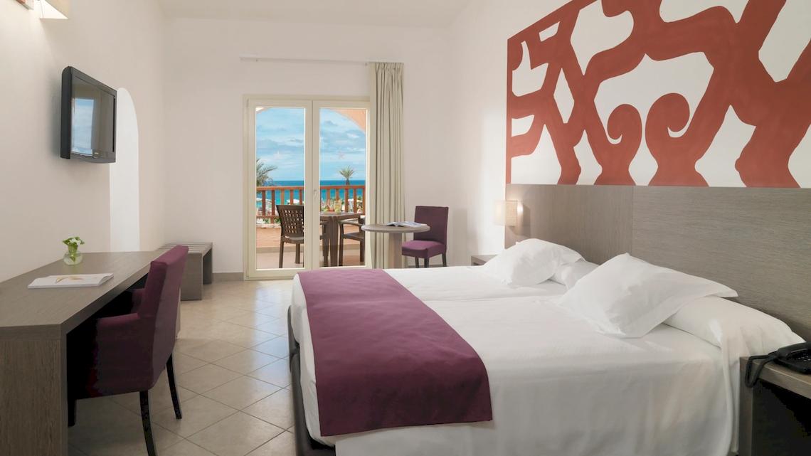Hotelzimmer im VOI Praia De Chaves Resort mit Blick auf das Meer und Balkon.