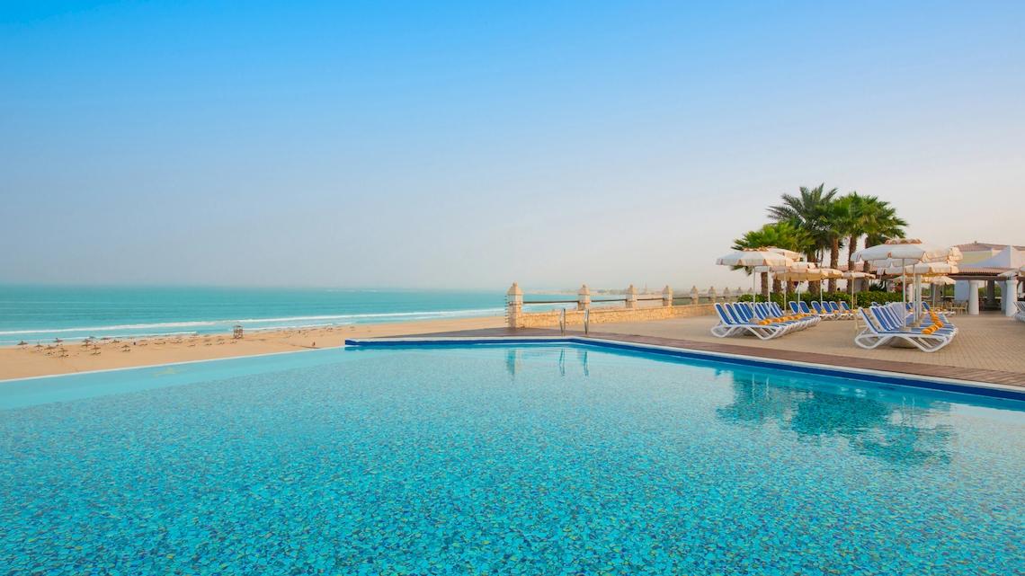 Außenpool des VOI Praia De Chaves Resort mit Blick auf den Strand und das Meer.