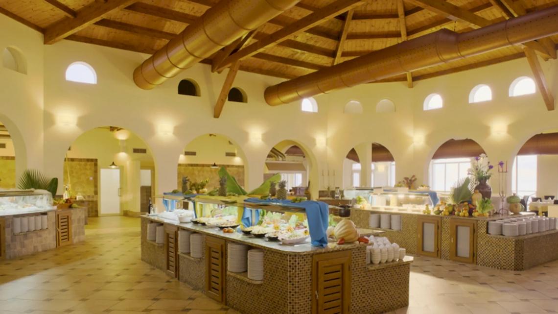 Buffetbereich des VOI Praia De Chaves Resort mit vielen Speisen und Holzdecke
