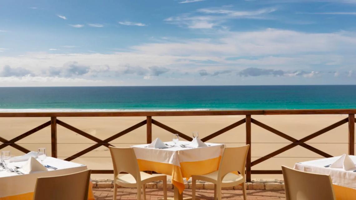 Terrasse des VOI Praia De Chaves Resort mit Blick auf das Meer und den Strand