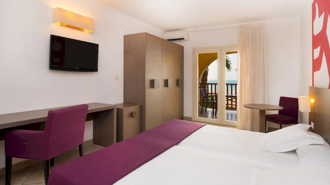 Doppelzimmer im VOI Praia De Chaves Resort mit Blick auf das Meer.