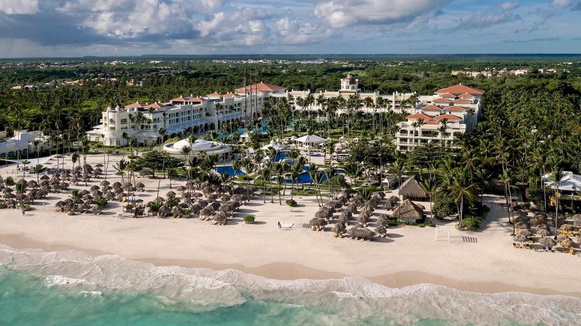 Luftaufnahme des Iberostar Grand Bavaro Hotels mit Strand, Pools und Palmen