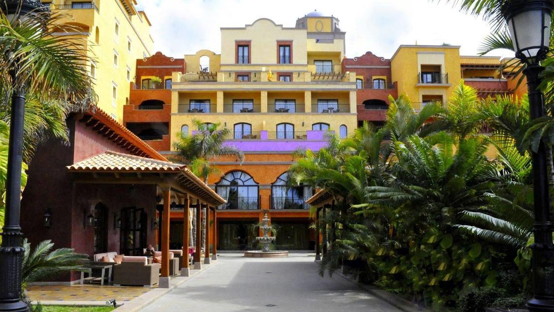 Eingang des Europe Villa Cortes Hotels mit Brunnen und Palmen