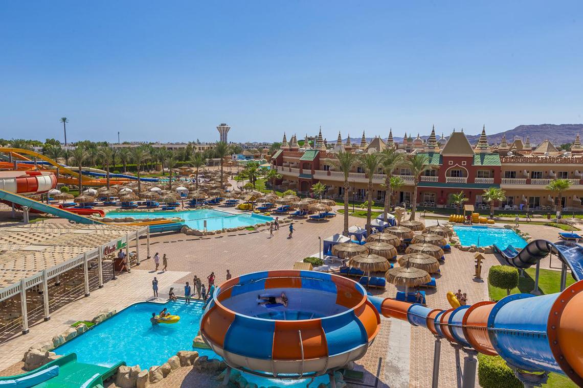 Luftaufnahme des Pickalbatros Aqua Blu Resort - Sharm Wasserparks mit mehreren Pools und Wasserrutschen.