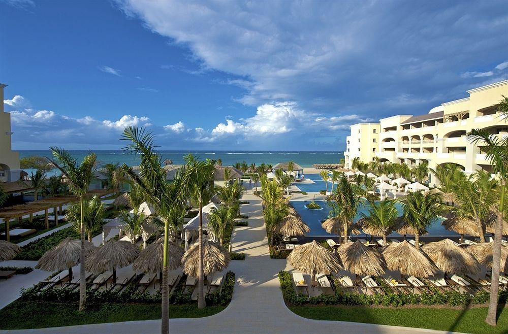Iberostar Grand Rose Hall Hotel mit Blick auf Strand und Pool.