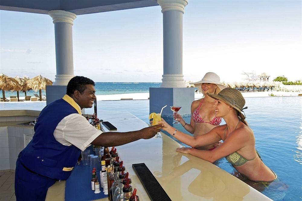 Barkeeper serviert Cocktails an der Poolbar im Iberostar Grand Rose Hall