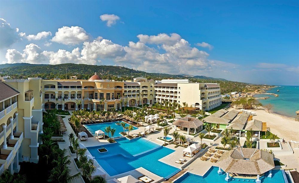 Luftaufnahme des Iberostar Grand Rose Hall Hotels mit Pool, Strand und Gebäuden