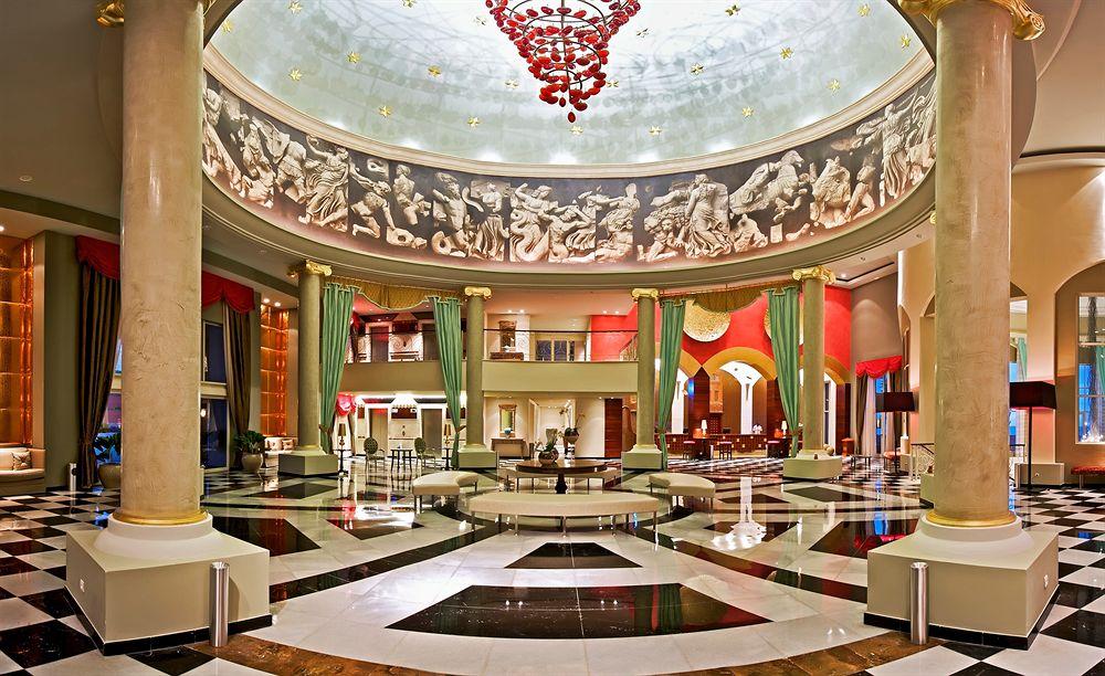 Foyer des Iberostar Grand Rose Hall Hotels mit Säulen und schwarz-weißem Schachbrettboden.