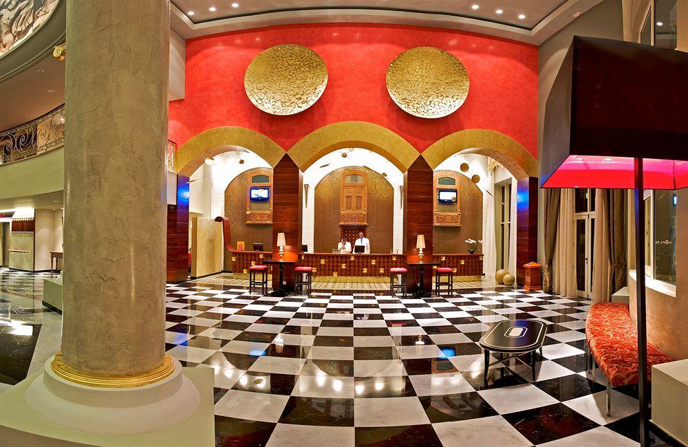 Lobby des Iberostar Grand Rose Hall Hotels mit Check-In-Schalter und dekorativen Elementen.