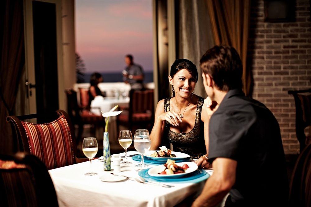 Paar beim Essen im Hotel Iberostar Grand Rose Hall mit Blick auf das Meer
