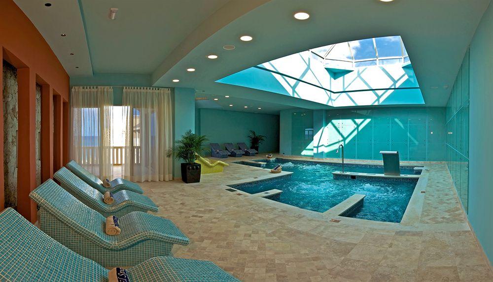 Poolbereich im Iberostar Grand Rose Hall Hotel mit zwei Pools und Liegebereich.