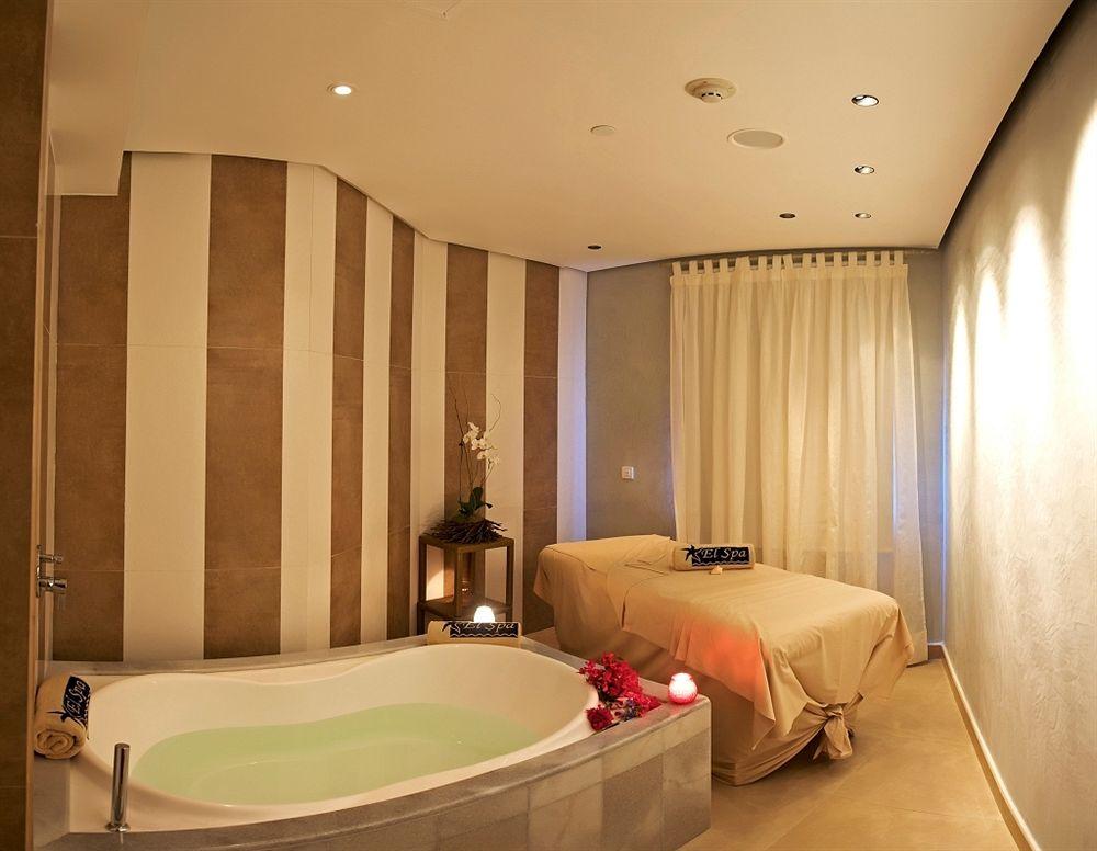 Spa-Bereich im Iberostar Grand Rose Hall Hotel mit Badewanne und Massageliege.