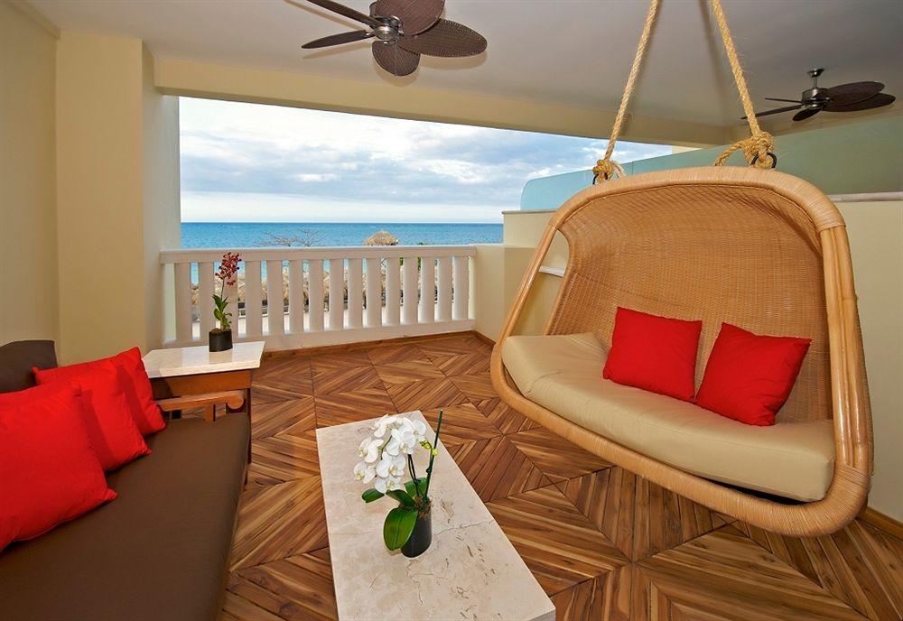 Der Balkon des Iberostar Grand Rose Hall Hotels mit Hängesessel und Meerblick.