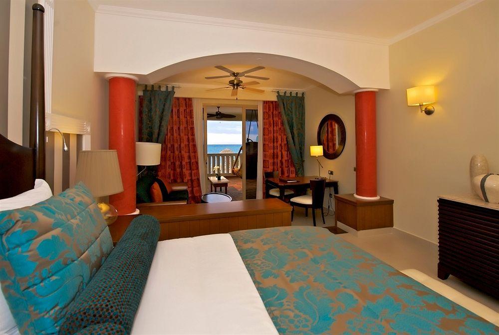 Innenansicht einer Suite im Iberostar Grand Rose Hall Hotel mit Blick auf das Meer.