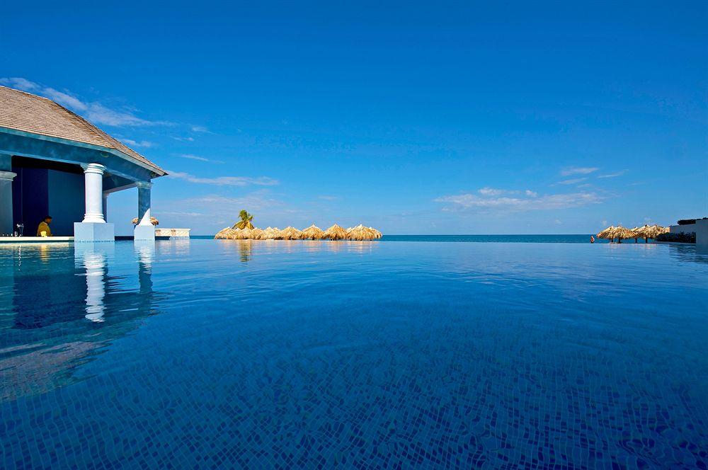 Infinity-Pool des Iberostar Grand Rose Hall Hotels mit Blick auf den Ozean
