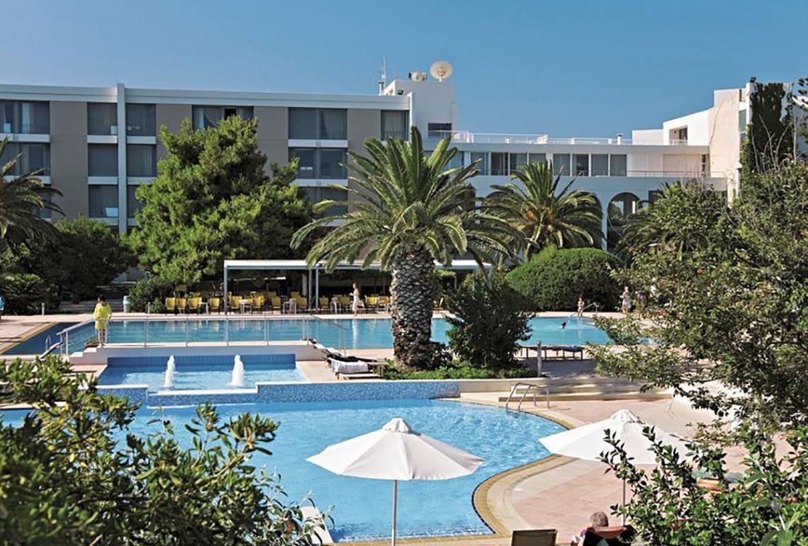Außenpools und Hotelgebäude des Caravia Beach Hotel & Bungalows