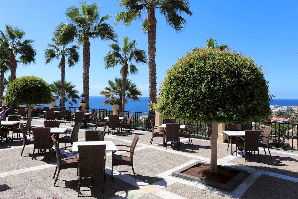 Außenterrasse des Bahia Principe Sunlight Costa Adeje Hotels mit Blick auf den Ozean
