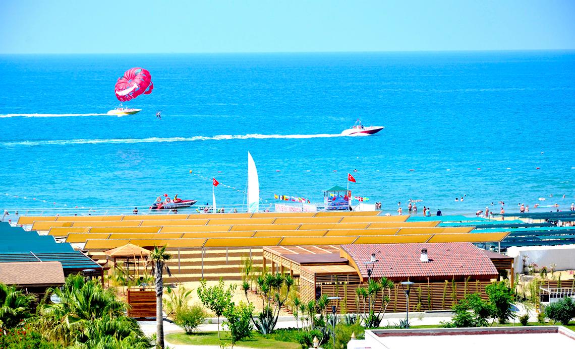 Port Side Resort Strand mit Parasailing, Booten und Strandhütten