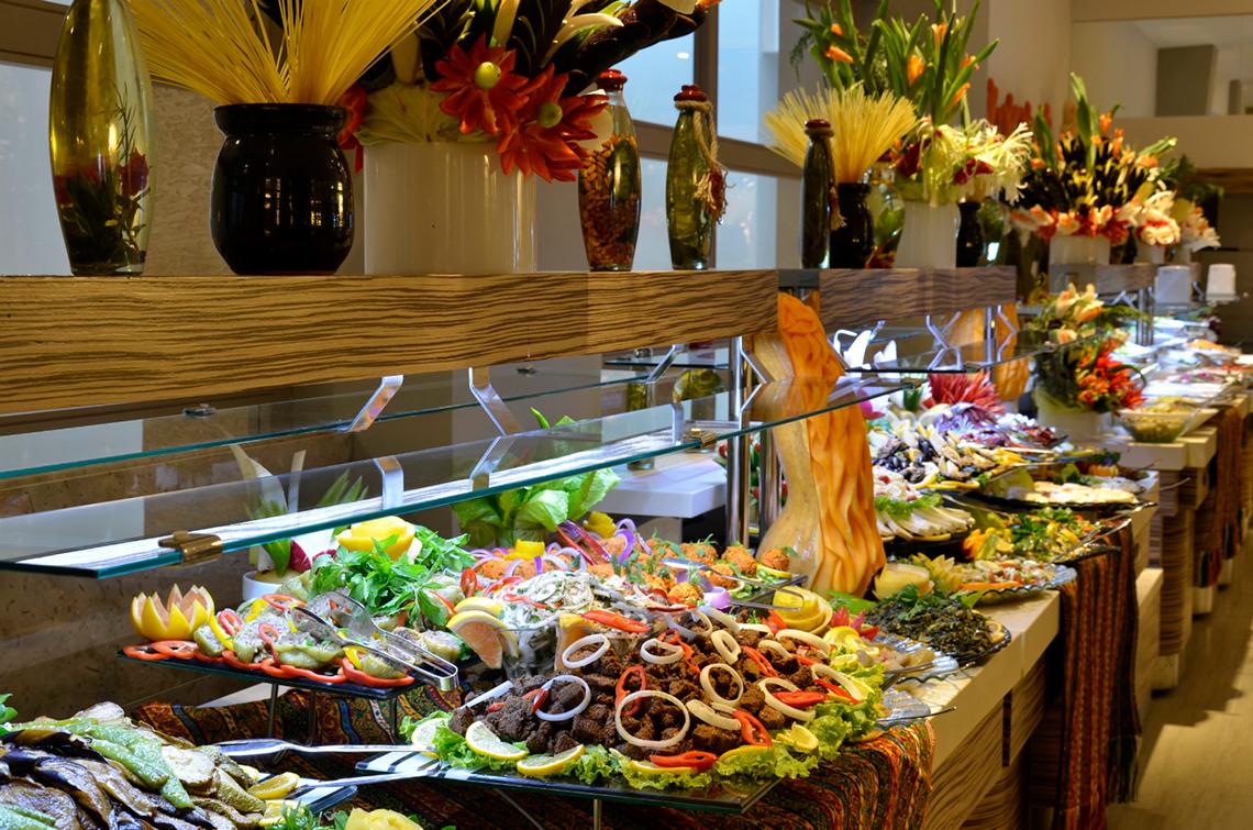 Buffet-Tisch im Port Side Resort mit verschiedenen Speisen und Dekoration.