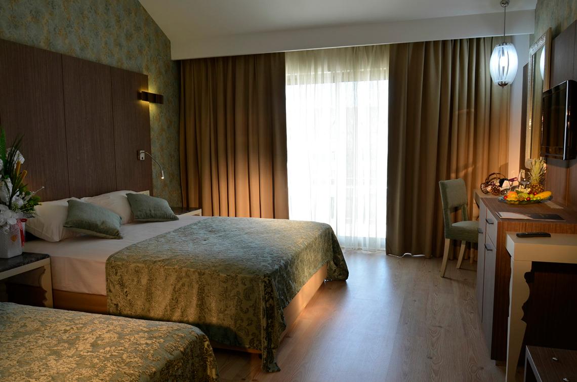 Doppelzimmer im Port Side Resort Hotel mit zwei Betten, Dekor und Möbeln.