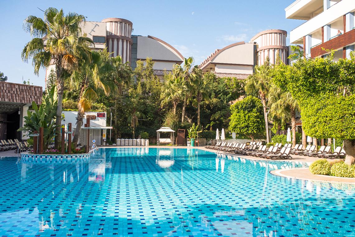 Port Side Resort Schwimmbad mit Liegestühlen