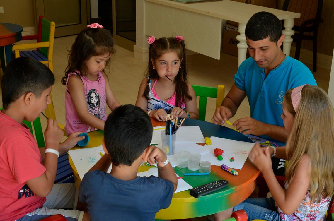 Familie und Kinder malen und spielen im Port Side Resort