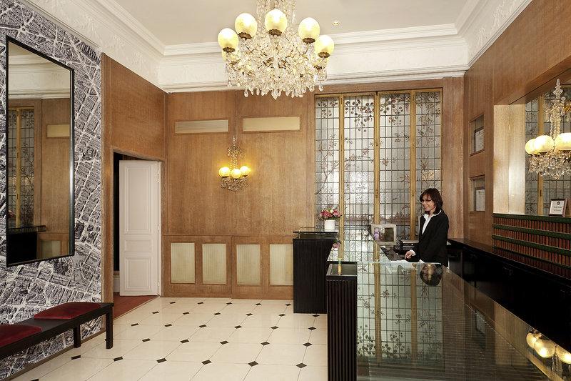 Lobby des Best Western Hotel Ronceray Opera mit Rezeption und Dekoration.