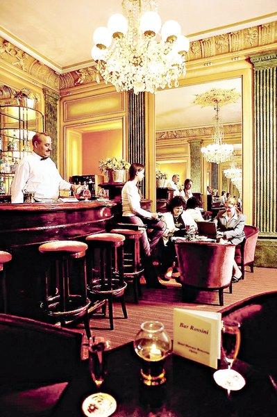 Bar im Best Western Hotel Ronceray Opera mit eleganter Einrichtung und Gästen.