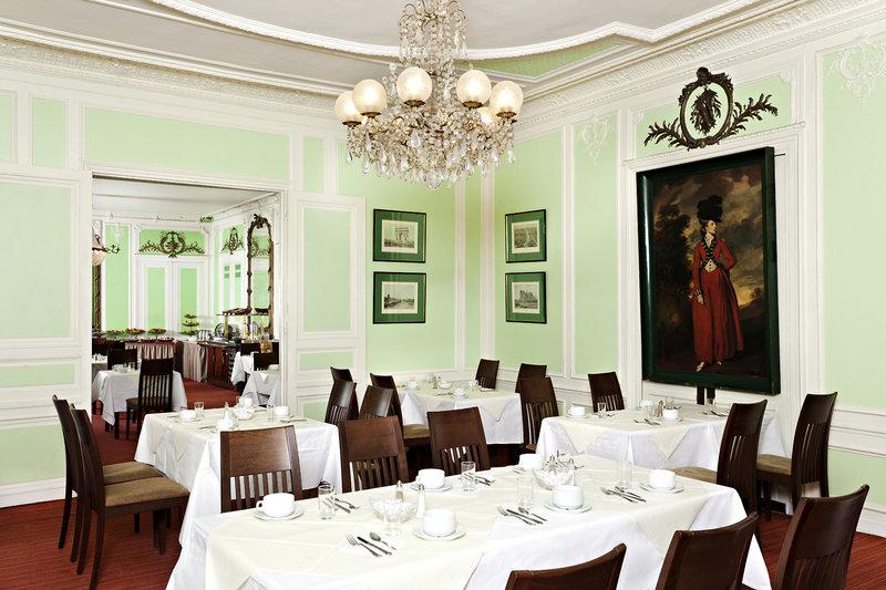 Speisesaal des Best Western Hotel Ronceray Opera mit grünen Wänden und einem großen Gemälde.