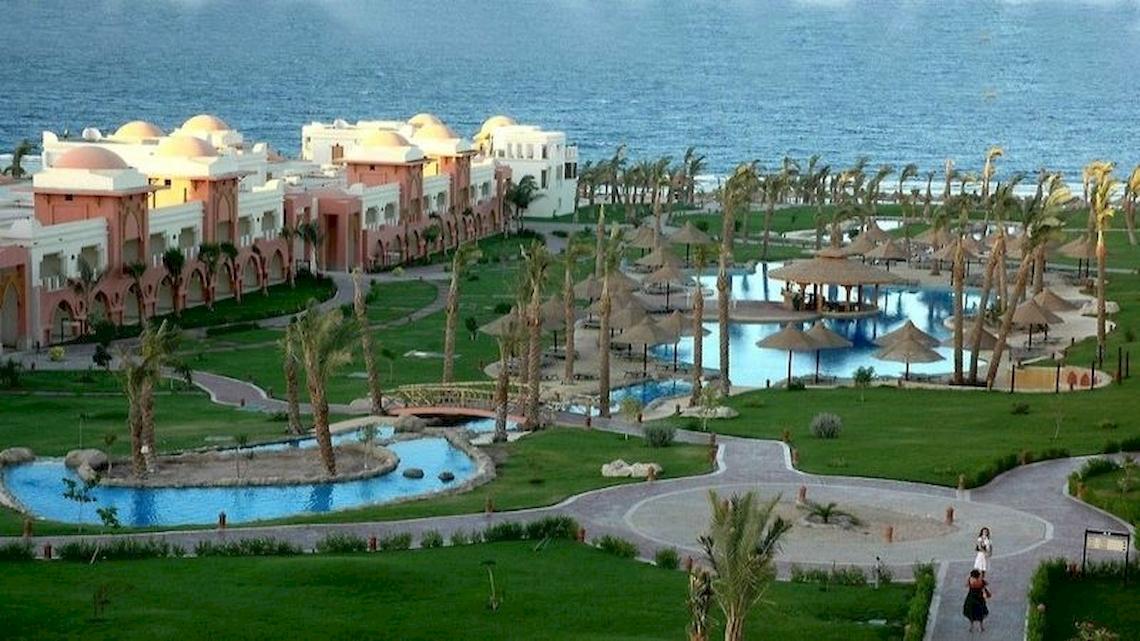 Luftaufnahme des Serenity Alpha Beach Resorts mit Blick auf das Meer und den Swimmingpool.