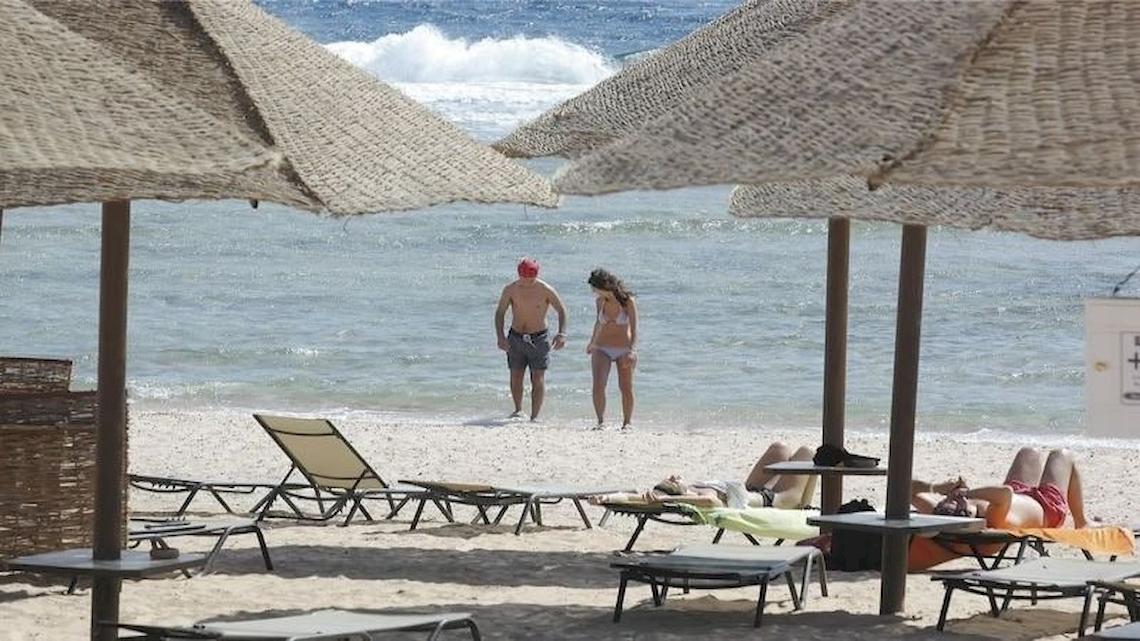 Strandszene mit Sonnenschirmen und Liegestühlen am Serenity Alpha Beach Hotel