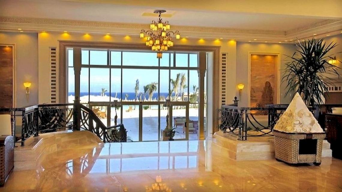 Lobby des Serenity Alpha Beach Hotels mit Meerblick und großen Fenstern