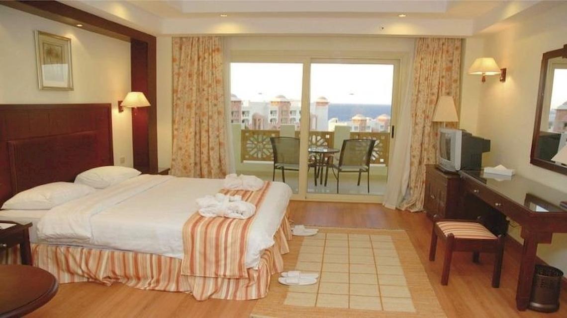 Doppelbettzimmer im Serenity Alpha Beach Hotel mit Balkon, Fernseher, und Dekor.