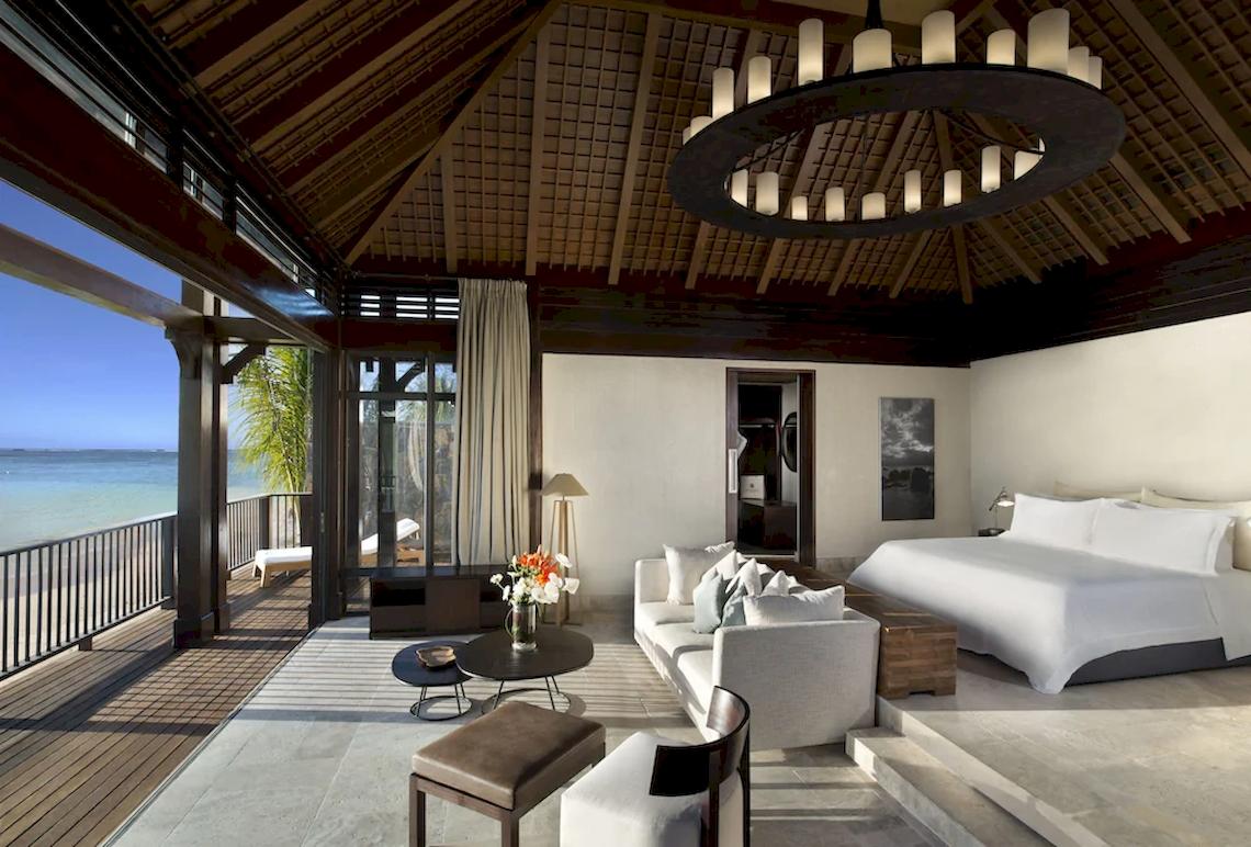 Innenansicht der Suite im JW Marriott Mauritius Resort mit Blick auf das Meer und eine Terrasse.