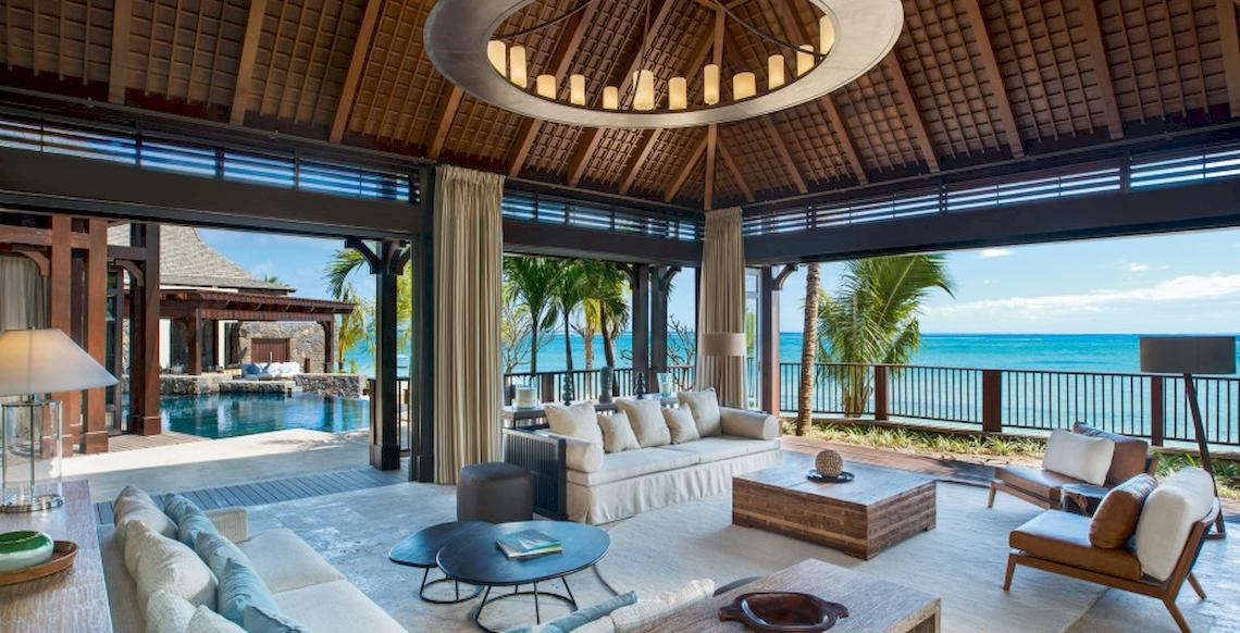 Wohnbereich des JW Marriott Mauritius Resort mit Blick auf das Meer und eine Terrasse.